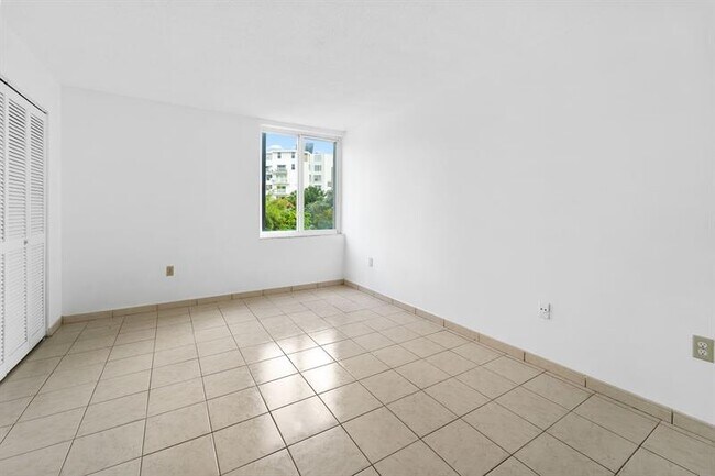 Foto del edificio - 250 180th Dr