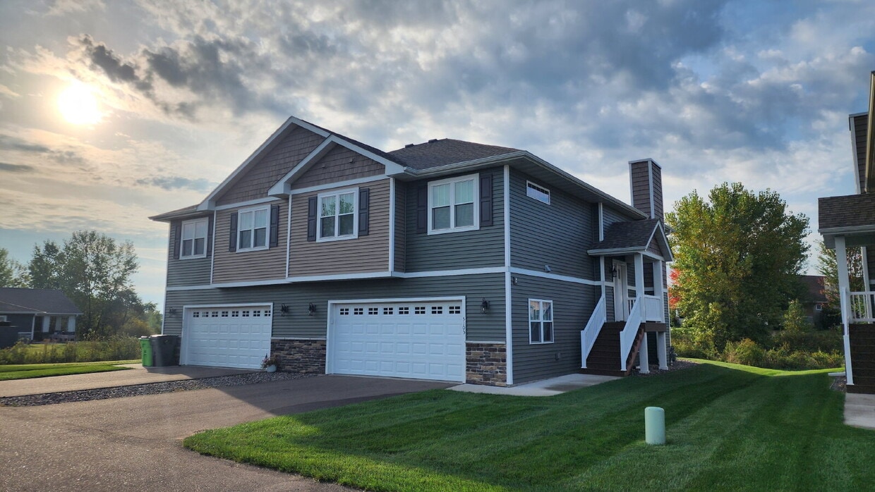 Primary Photo - 50% off First Month's Rent!! 3 Bedroom, 3 ...