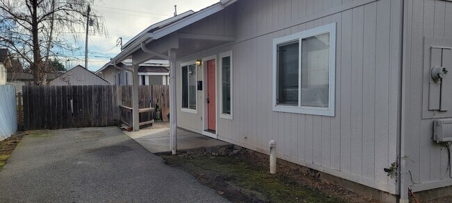 Foto del edificio - 241 NE School St