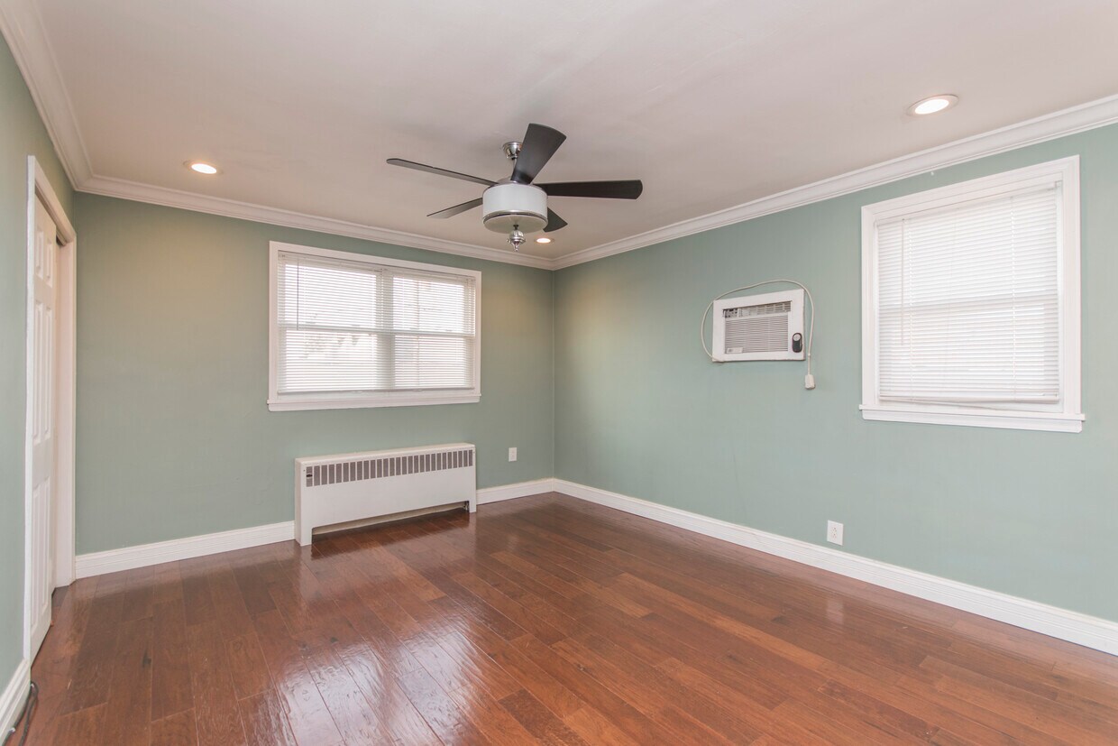 Primary Photo - 533 Glenview St