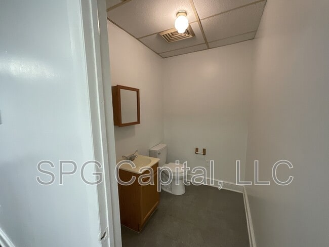 Building Photo - 5 Center Square