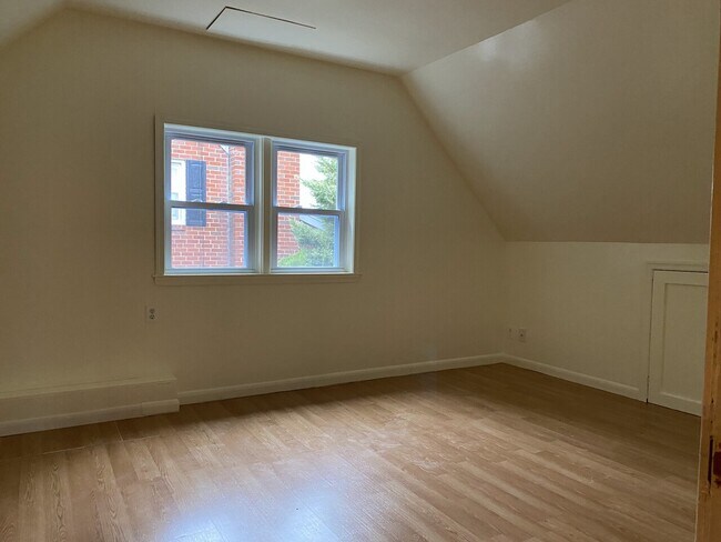 Building Photo - 5 Belhaven Dr