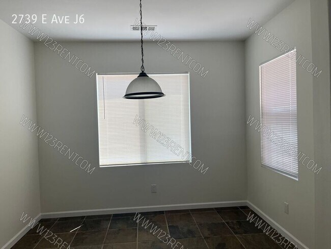 Foto del edificio - 2739 E Ave J6