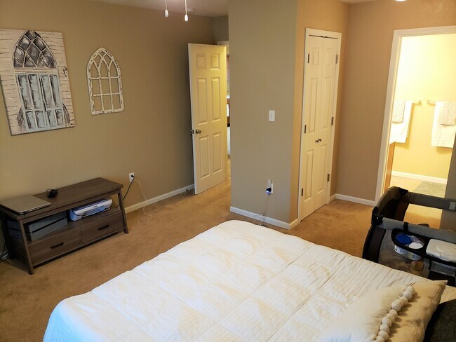 Foto del edificio - 3D Tour Available - Beautiful Townhome on West-Side of Manhattan! Available Now!