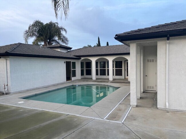 Foto del edificio - Move-In Ready 3 Bedroom Home with Pool in Rosedale