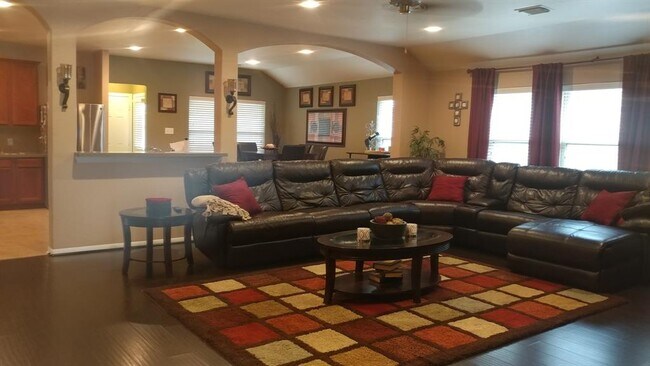 Foto del edificio - 2915 Linden Hill Ln