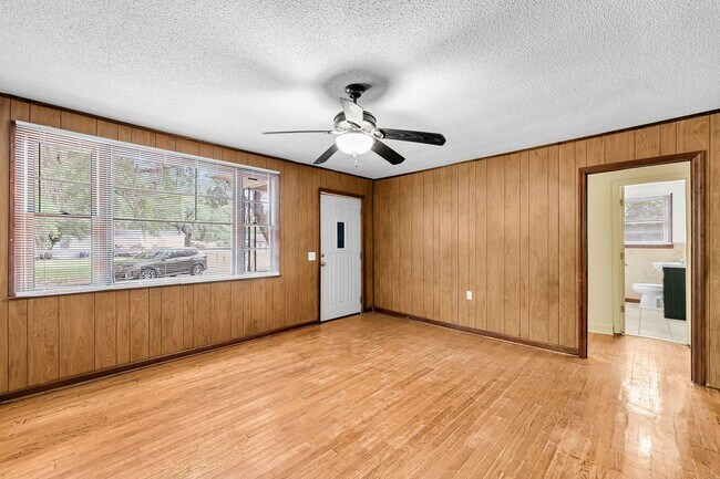 Building Photo - Quiet Coastal Home