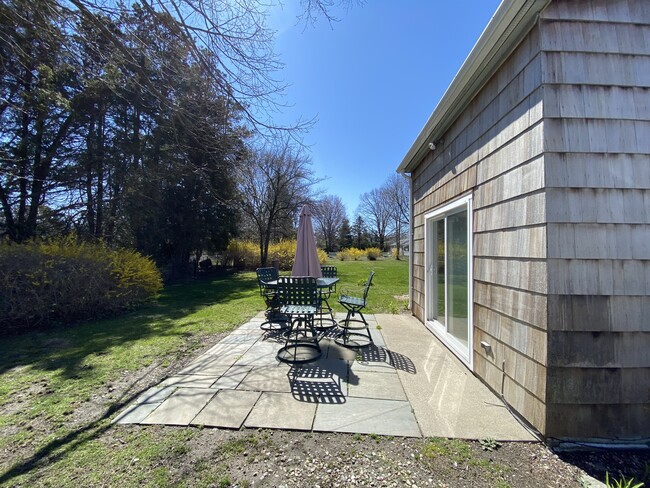 Building Photo - 934 Daniels Farm Rd