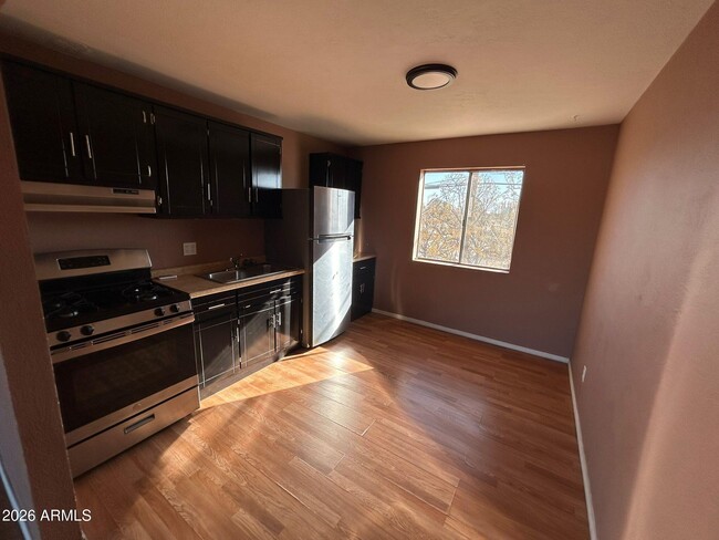 Foto del edificio - 1955 E 8th St