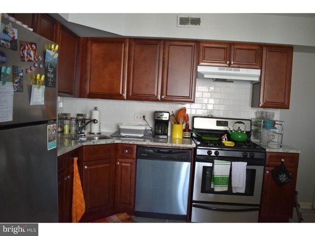 Foto del edificio - 31-33-33 Buttonwood Rd