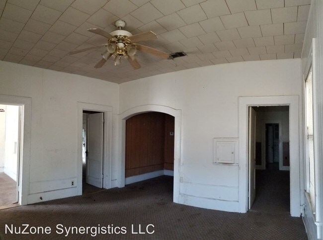 Building Photo - 3 br, 1.5 bath House - 403 E. Elm