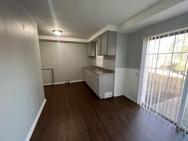 Building Photo - 2 bed 1.5 bath