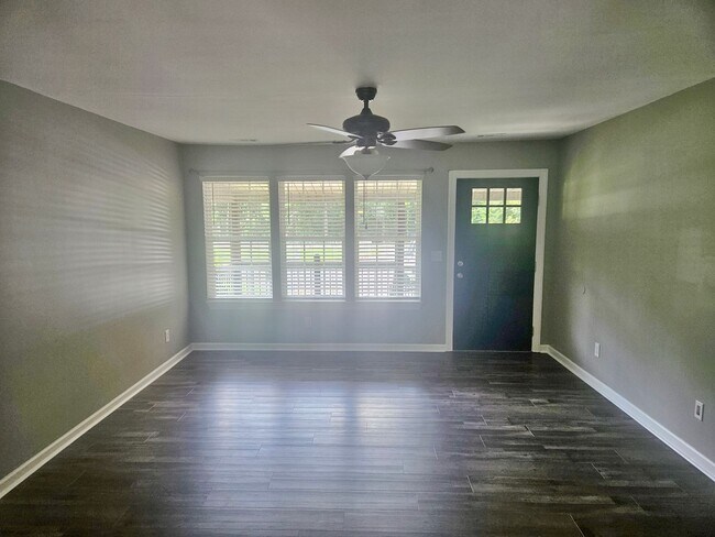 Foto del edificio - 4 Bedroom, 2 Bath