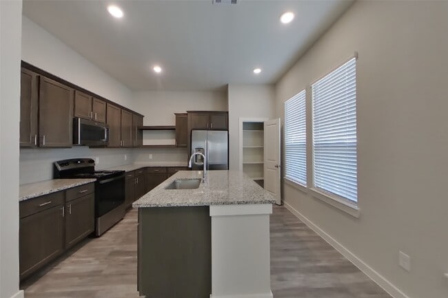 Foto del edificio - 9835 Willow Creek Commerce Dr