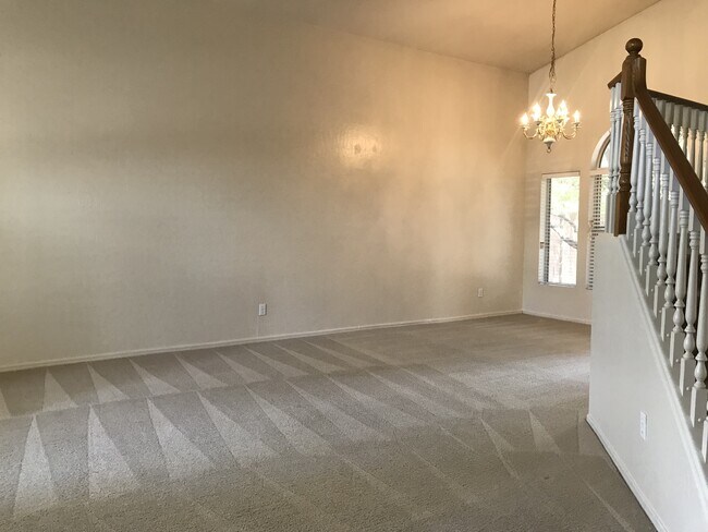 Foto del edificio - Gilbert Home - 5 Bed + Den & 2.75 Bath with Beautiful Pebble Teck Pool