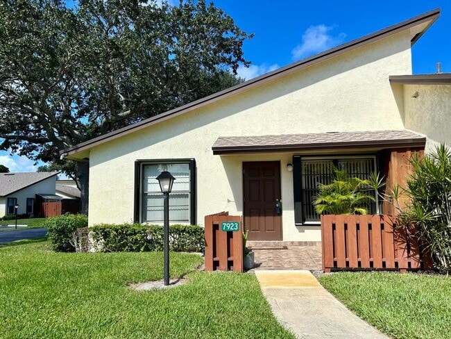 Building Photo - 7923 SE Villa Cir