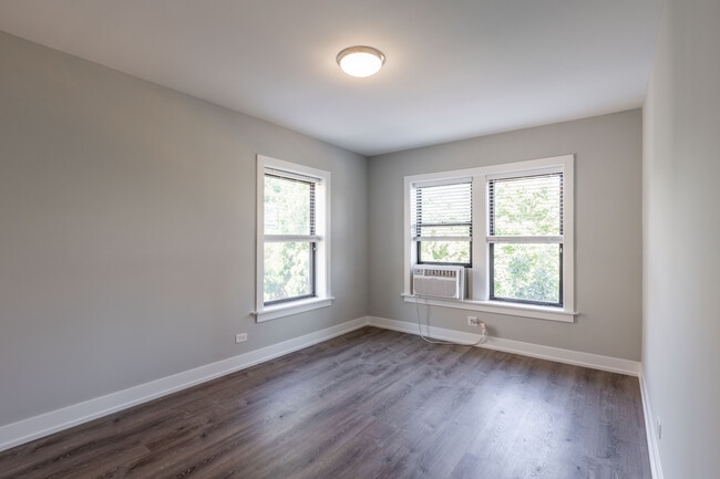 Building Photo - 705 W Brompton Ave