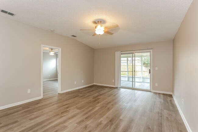 Foto del edificio - 3416 International Village Dr W