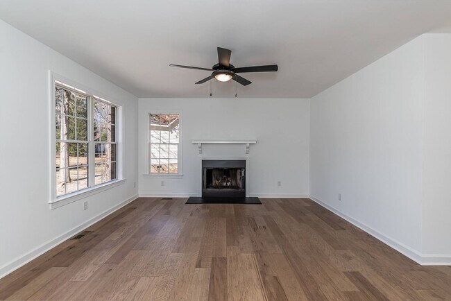Building Photo - Three Bedroom Home!