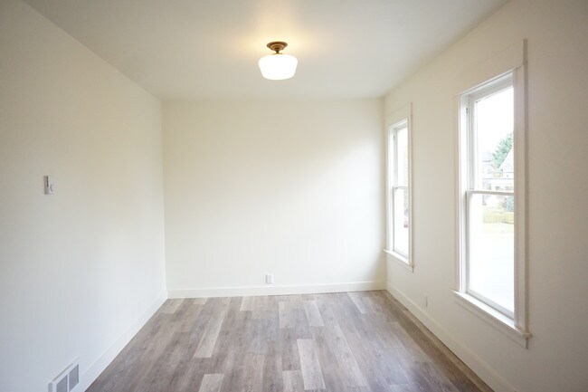Building Photo - 702 6th Ave
