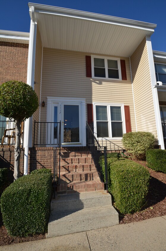 Primary Photo - 1117 Surry Ln
