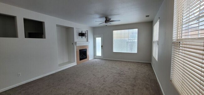 Foto del edificio - Beautiful, newer 3 bed 2 bath house gated ...