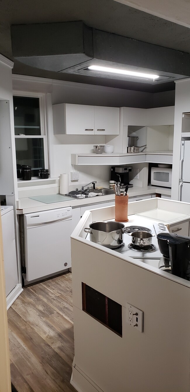 Cool retro kitchen - 351 Old Gilkeson Rd