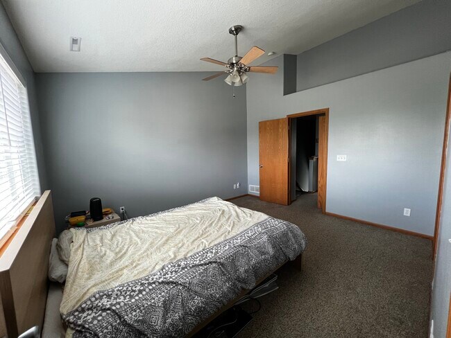 Master bedroom - 248 Alydar Dr