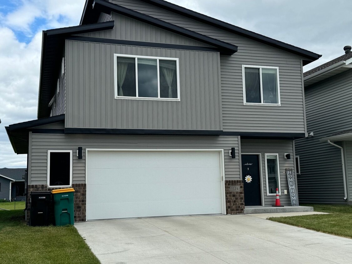 Primary Photo - 4-bedroom, 3-bathroom West Fargo Single-Fa...