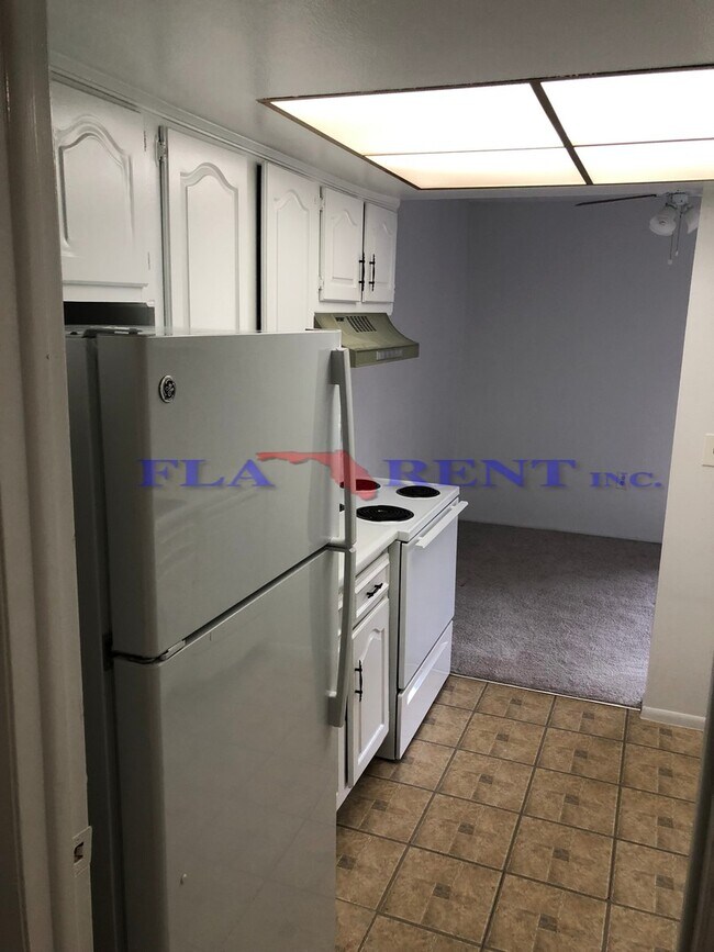 Building Photo - CUTE! LARGE 1 BED / 1 BATH CONDO (CASSELBE...