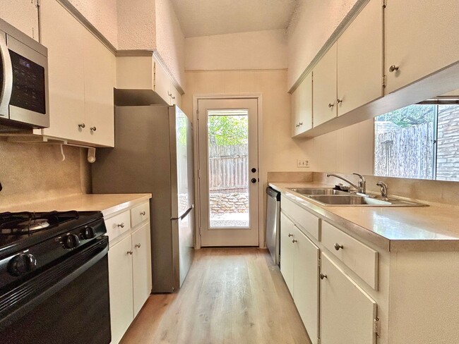 Foto del edificio - Bright and Spacious Single-Level Living in...