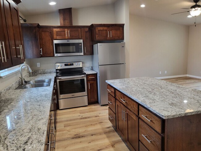 Building Photo - 3 bed 2 bath  Home for Rent in Grants Pass