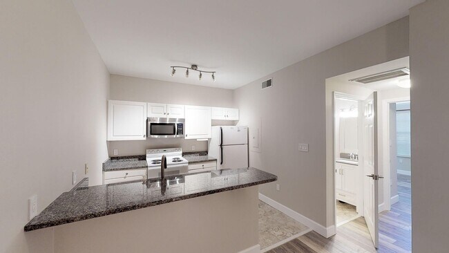 Foto del edificio - University Towers- 3 bedroom/ 2 bath Apart...