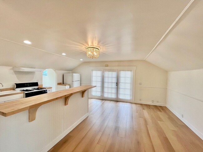 Foto del edificio - Upstairs 2 Bedroom Apartment with Extra St...