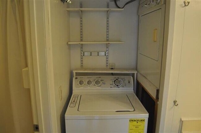 Foto del edificio - One Bedroom with a Bonus Loft in UTC area!!