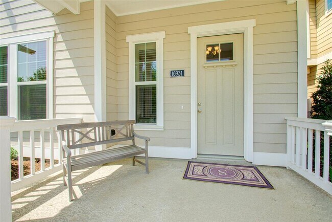Building Photo - 16931 Seminole Ridge Dr