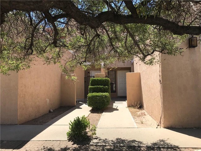 Building Photo - 1705 Villa Santos Cir