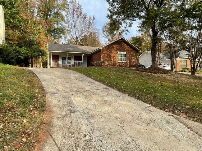 Building Photo - Introducing a charming 4-bedroom, 2-bathro...