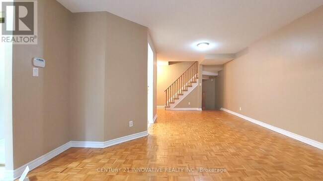 Photo du bâtiment - 151-151 Townsgate Dr