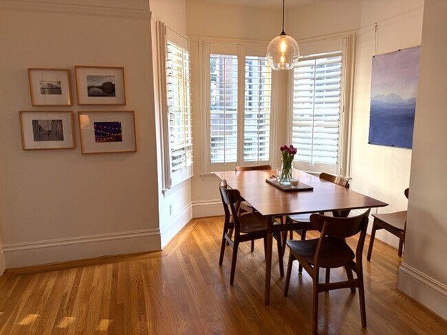 Foto del edificio - COMING SOON!  Stunning 2 Bedroom, 1 Bath, Washer/Dryer in Unit/ AMSI M. Couture
