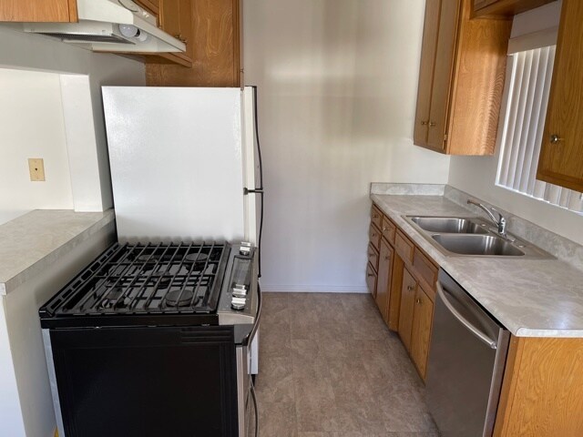 Kitchen - 2010 Corinth Ave