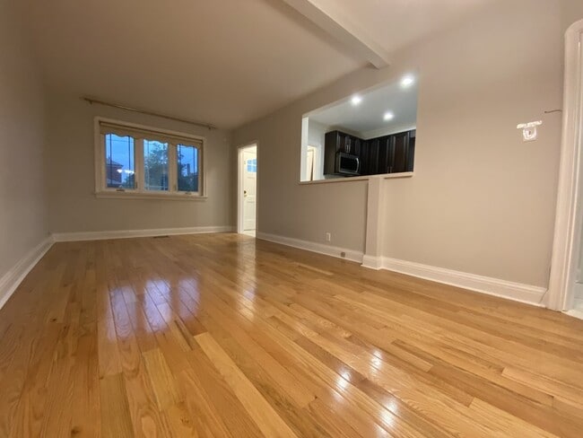 Building Photo - 92 Holwood Ave