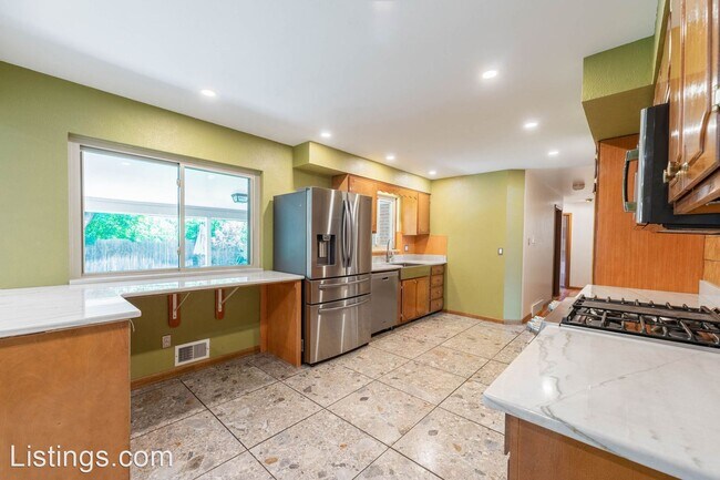 Building Photo - 4 br, 3 bath House - 336 Oakland St