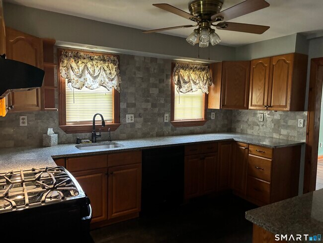 Foto del edificio - 324 Wheelers Farm Rd