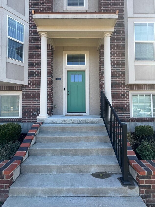 Foto del edificio - COMING SOON! Luxury 3BR 3.5BA Home w/ Deck + Garage in Kansas City