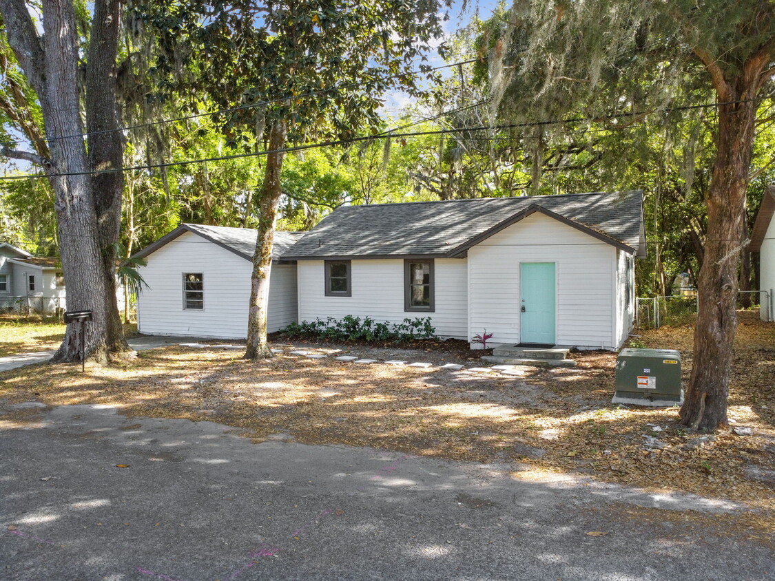 Foto principal - 5710 Kenwood Ave