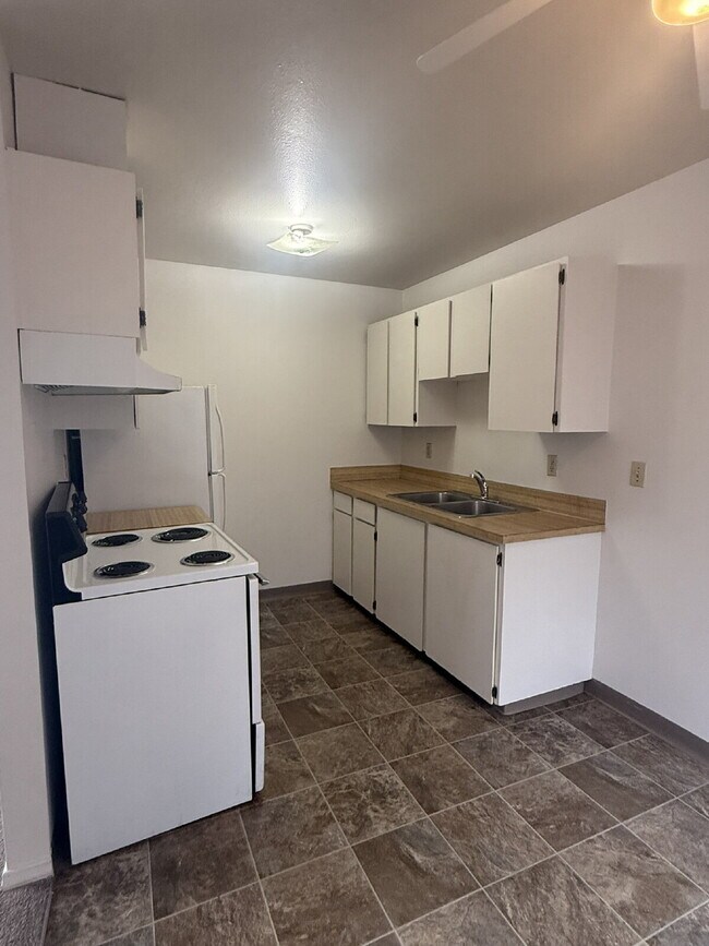 Building Photo - Cozy 1 Bedroom Condo Available For Immedia...