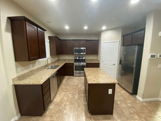Building Photo - Wonderful 4 bed/2.5 bath home located in H...
