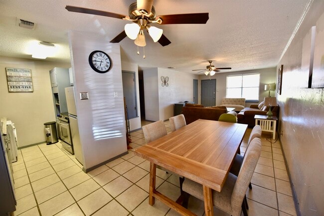 Building Photo - 710 W Cantu Rd