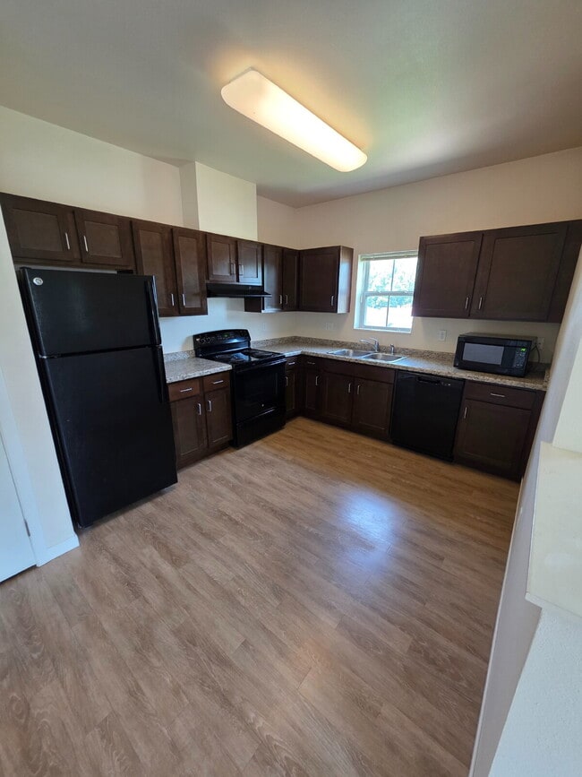 Building Photo - 2 Bedroom | 1 Bathroom 3rd Floor Apartment...